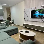 Isla's Luxurious Seaside 아파트 Durrës