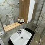 Isla's Luxurious Seaside 아파트 Durrës