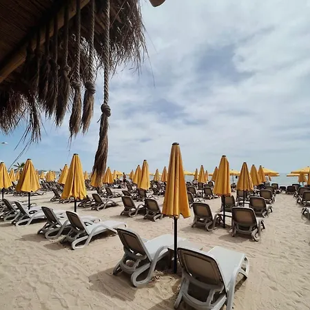 Isla's Luxurious Seaside