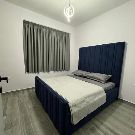 Isla's Luxurious Seaside