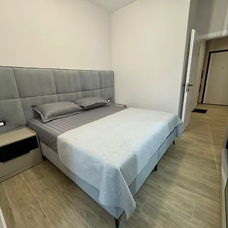 Isla's Luxurious Seaside Apartment Durres