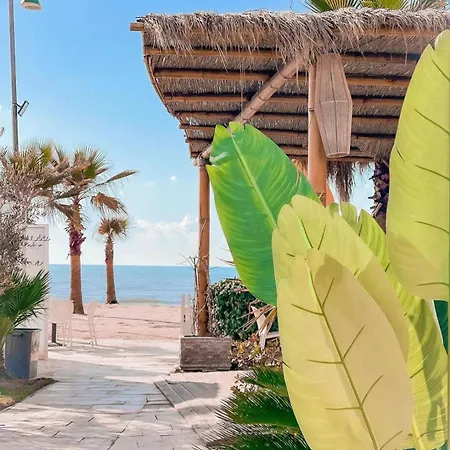 Isla's Luxurious Seaside Apartment *