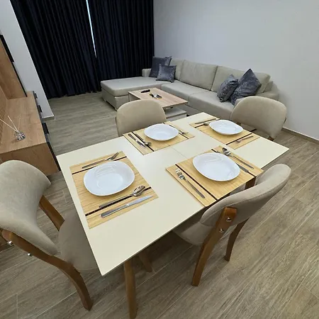 Isla's Luxurious Seaside *