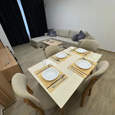 Isla's Luxurious Seaside Apartment