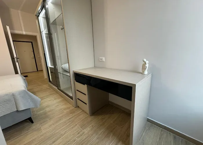 Isla's Luxurious Seaside *