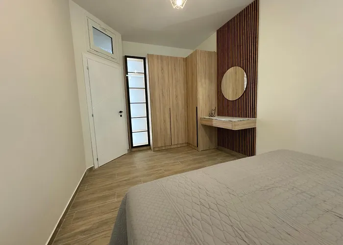 Isla's Luxurious Seaside *