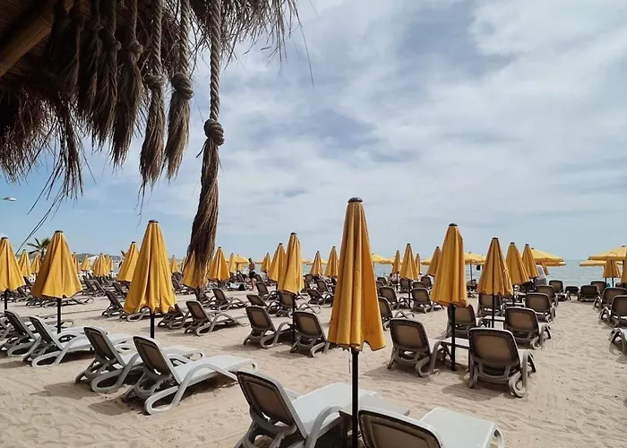 Isla's Luxurious Seaside